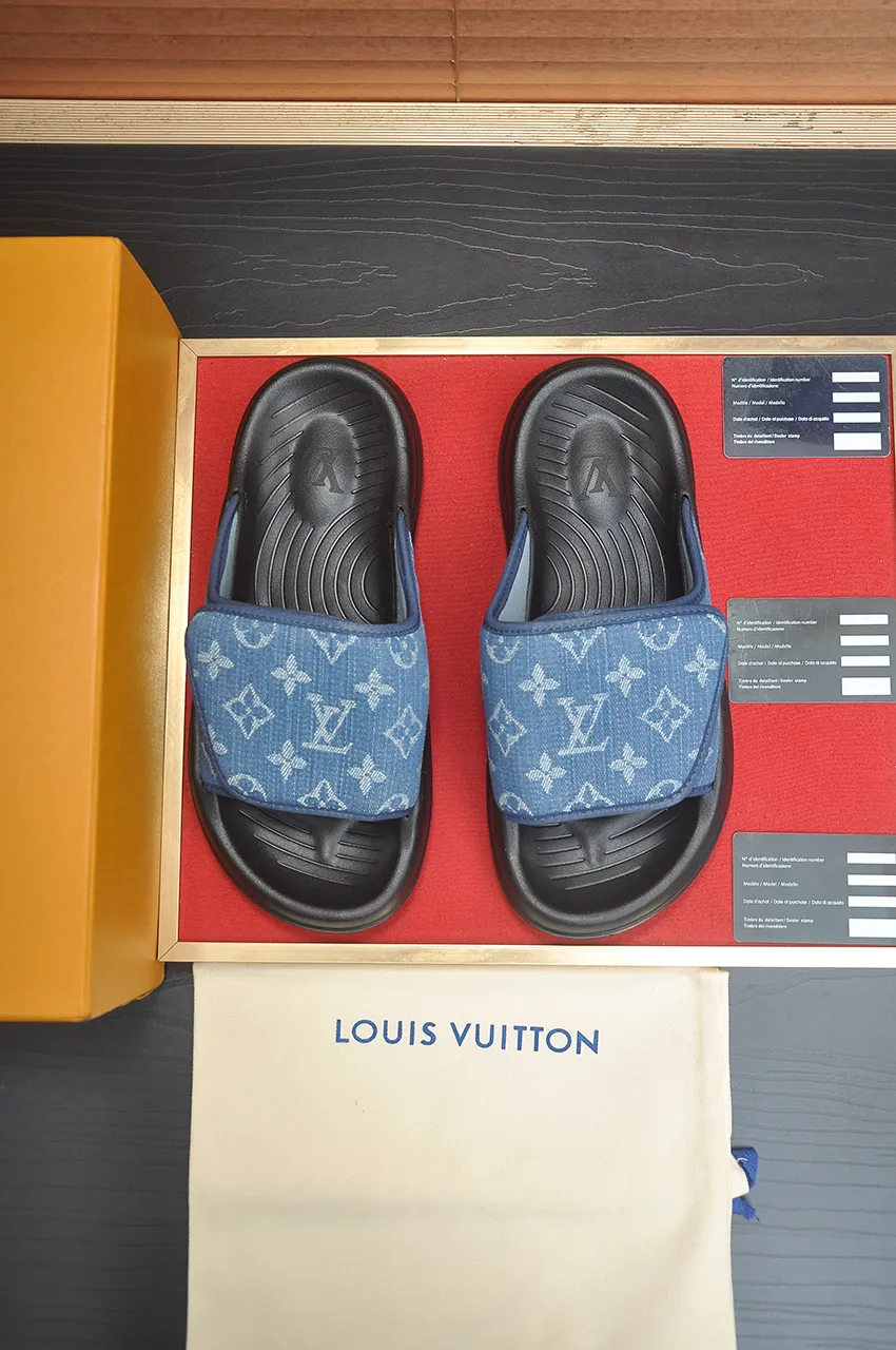 Men's men's shoes 💰340💶 [Louis Vuitton LV slippers] (high-end cowhide) counter 1:1 fashion style, a must-have for summer! The designer used LV’s iconic outsole. The original simple slippers instantly become fashionable! The upper is made of flexible special cowhide leather straps alternately, and the workmanship is exquisite! A must-have for stylish men in summer, size 38-45 (45 customized)